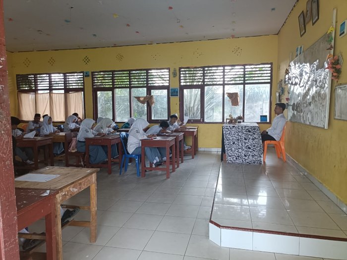 Siswa Kompak dan Fokus Selesaikan Lembar Soal Terakhir