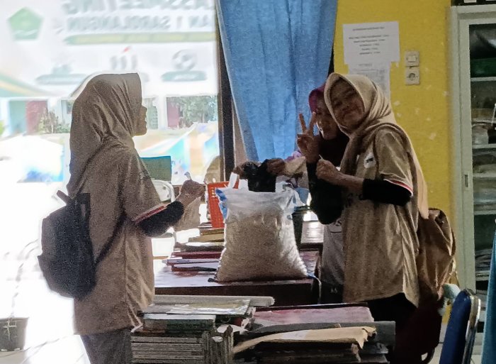 Wujudkan Solidaritas, OSIM MAN 1 Sarolangun Gelar Aksi Pengumpulan BerasTakziah Wujudkan Solidaritas, OSIM MAN 1 Sarolangun Gelar Aksi Pengumpulan BerasTakziah