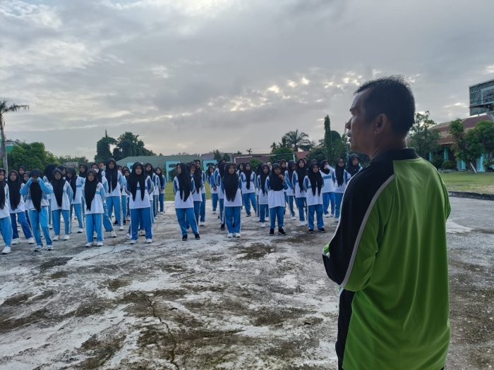 Guru Piket Tekankan Disiplin dan Kebersihan Usai Senam Pagi
