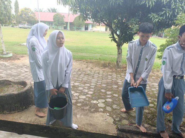 Siswa MAN 1 Sarolangun Lakukan Aksi Bersih Kelas Sebelum Belajar