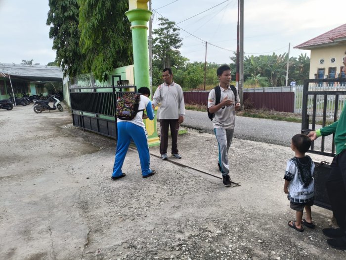 Guru Piket MAN 1 Sarolangun Sambut Hangat Kedatangan Siswa Di Gerbang Sekolah