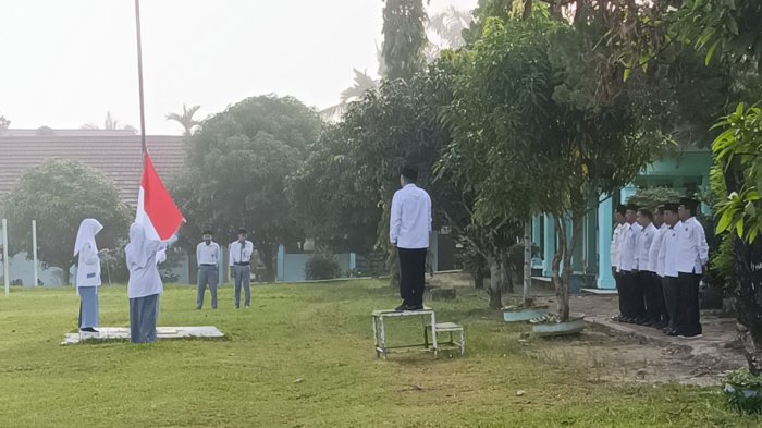 Pembina Upacara Ingatkan Pentingnya Disiplin di MAN 1 Sarolangun