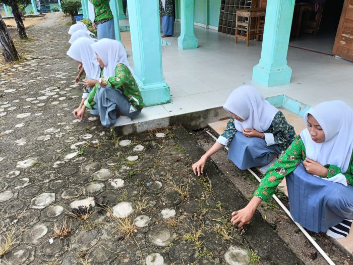 Siswa MAN 1 Sarolangun Gelar Aksi Bersih Pagi