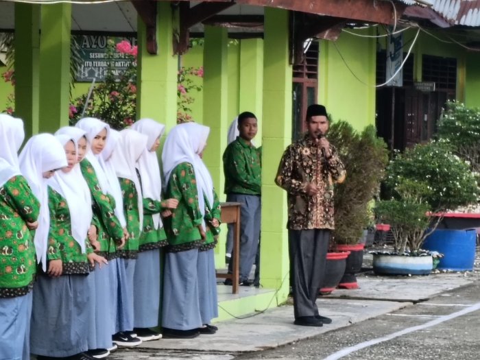 Waka Humas MAN 1 Sarolangun Berikan Arahan Disiplin Waka Humas MAN 1 Sarolangun Berikan Arahan Disiplin