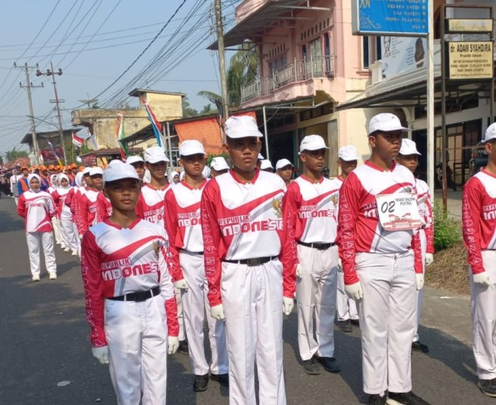 Peserta Gerak Jalan MAN 1 Sarolangun Meriahkan HUT RI ke-81