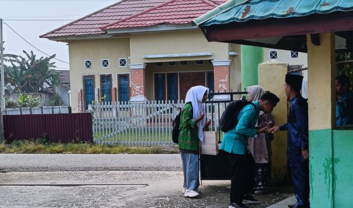 Guru Piket Sambut Siswa di Gerbang Madrasah