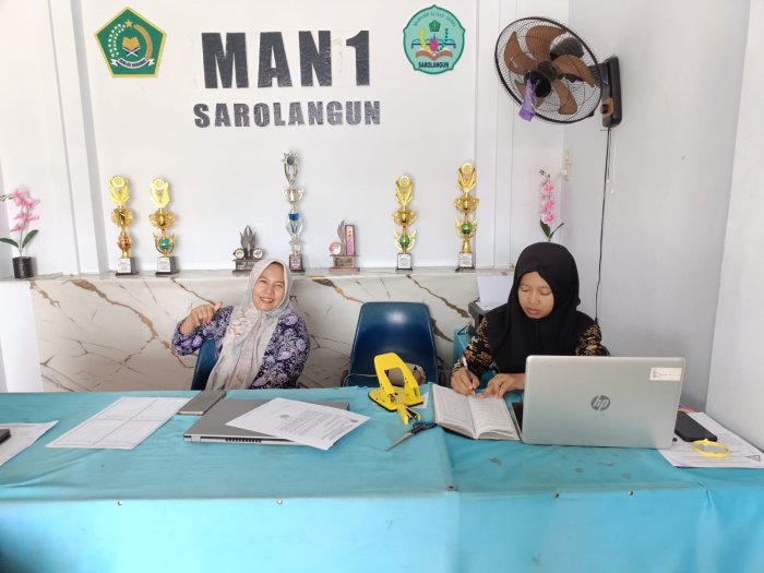 Optimalkan Pelayanan, Staf Tata Usaha MAN 1 Sarolangun Siap Siaga Layani Administrasi Madrasah