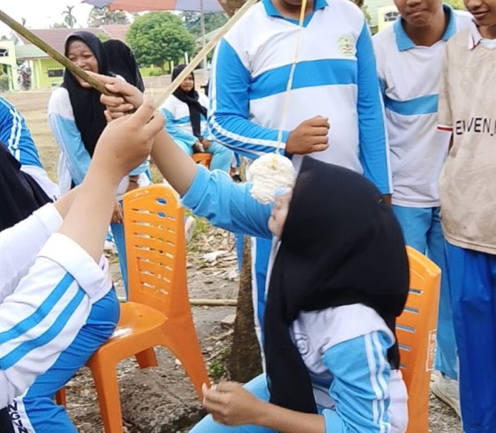 Semarak Lomba Makan Kerupuk Meriahkan Kegiatan di MAN 1 Sarolangun Semarak Lomba Makan Kerupuk Meriahkan Kegiatan di MAN 1 Sarolangun