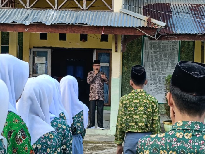 Pembina Keagamaan MAN 1 Sarolangun Tekankan Jiwa Kedisiplinan Siswa Dalam Arahan Terbaru Pembina Keagamaan MAN 1 Sarolangun Tekankan Jiwa Kedisiplinan Siswa Dalam Arahan Terbaru