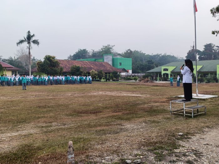Yulmaini Pembina  Upacara Bendera di MAN 1 Sarolangun