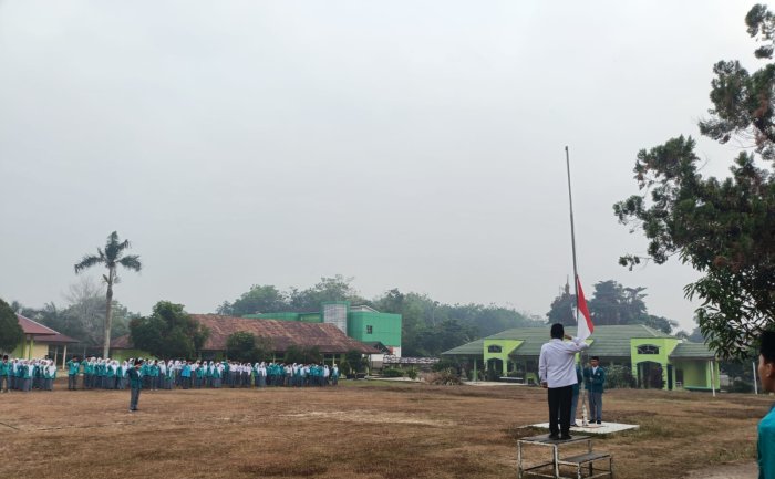 Upacara di MAN 1 Sarolangun Berlangsung Khidmat dan Lancar Upacara di MAN 1 Sarolangun Berlangsung Khidmat dan Lancar