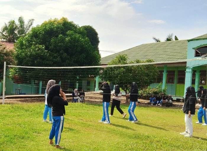 Aksi Gemilang dan Sportivitas Hiasi Turnamen Voli Class Meeting MAN 1 Sarolangun Aksi Gemilang dan Sportivitas Hiasi Turnamen Voli Class Meeting MAN 1 Sarolangun
