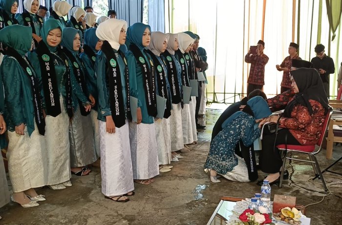 Sungkeman Haru Warnai Tasyakuran Siswa kelas XII MAN 1 Sarolangun