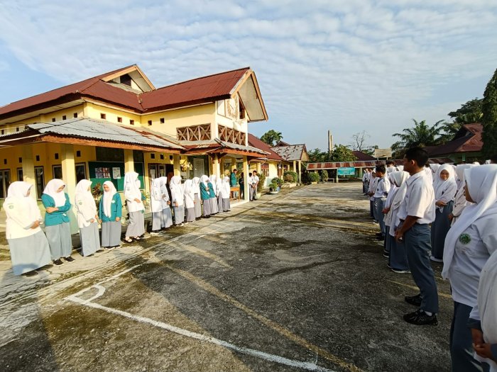 Lantunan Sholawat Meriahkan Pagi di MAN 1 Sarolangun Lantunan Sholawat Meriahkan Pagi di MAN 1 Sarolangun