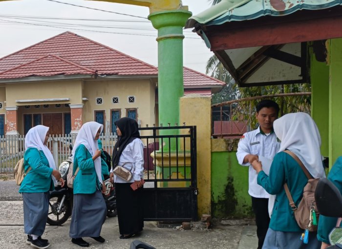 Guru Piket MAN 1 Sarolangun Sambut Siswa di Gerbang Guru Piket MAN 1 Sarolangun Sambut Siswa di Gerbang
