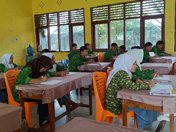 Siswa XI IPS Tetap Fokus Belajar Meski Ada Drumband