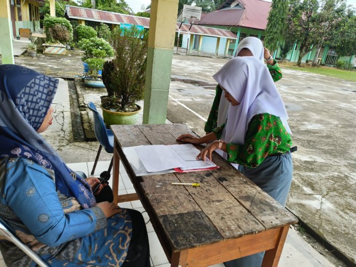 Guru Piket MAN 1 Sarolangun Tertibkan dan Absen Siswa Rutin