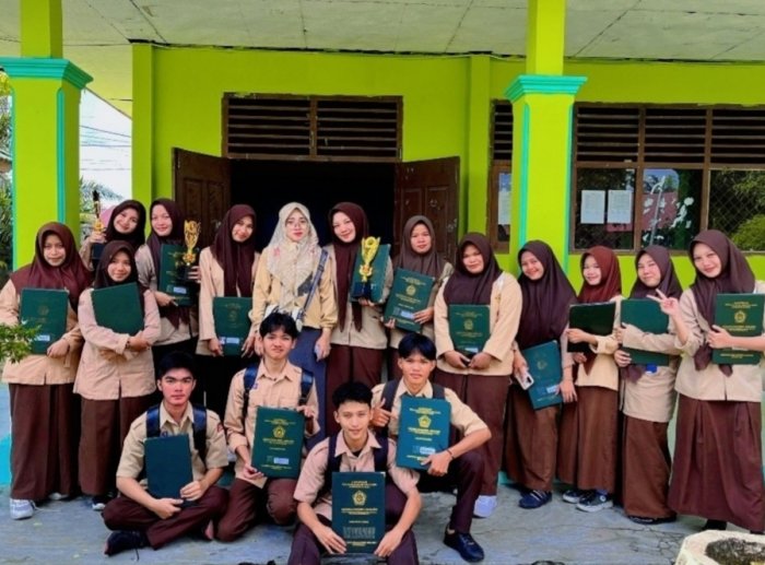 Siswa XI MIA MAN 1 Sarolangun Terima Rapor Semester Genap Bersama Yulmaini, M.Pd Siswa XI MIA MAN 1 Sarolangun Terima Rapor Semester Genap Bersama Yulmaini, M.Pd