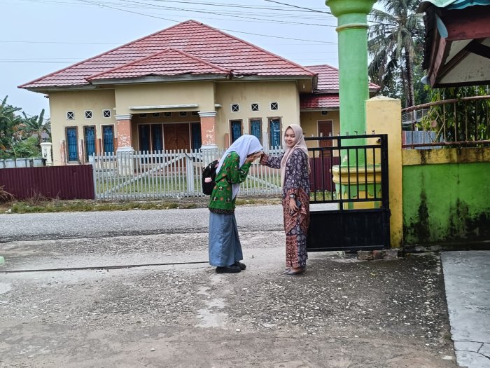 Guru Piket Sambut Siswa Di Gerbang Madrasah Dengan Senyuman