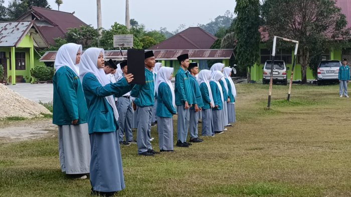 Lutpia Habibi Tampil Membacakan UUD di MAN 1 Sarolangun Lutpia Habibi Tampil Membacakan UUD di MAN 1 Sarolangun