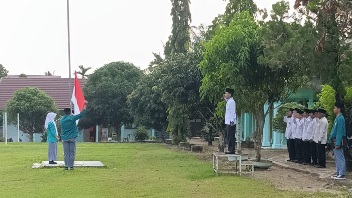 Kepala MAN 1 Sarolangun Pimpin Upacara Bendera Rutin Kepala MAN 1 Sarolangun Pimpin Upacara Bendera Rutin
