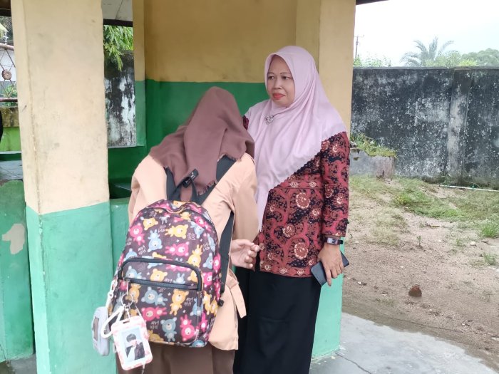 Tanamkan Karakter dan Kedisiplinan, Guru Piket MAN 1 Sarolangun Sambut Hangat Kedatangan Siswa Setiap Pagi