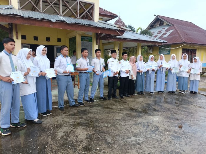 Tutup Rangkaian Class Metting, Kepala MAN 1 Sarolangun Serahkan Hadiah Kepada Pemenang