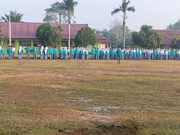 Peserta Upacara di MAN 1 Sarolangun Antusias Ikuti Kegiatan Peserta Upacara di MAN 1 Sarolangun Antusias Ikuti Kegiatan