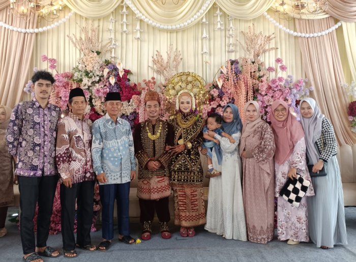 Jalin Silaturahmi, Guru MAN 1 Sarolangun Hadiri Undangan Resepsi Pernikahan Tia di Jambi Jalin Silaturahmi, Guru MAN 1 Sarolangun Hadiri Undangan Resepsi Pernikahan Tia di Jambi