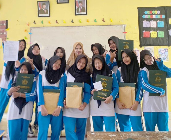 Siswa MAN 1 Sarolangun Kelas XB Terima Rapor Semester Genap Bersama Wali Kelas Riniwati, S.Pd Siswa MAN 1 Sarolangun Kelas XB Terima Rapor Semester Genap Bersama Wali Kelas Riniwati, S.Pd