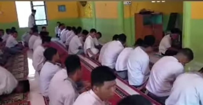Perkuat karakter Religius, MAN 1 Sarolangun Rutin Gelar Sholat Dzuhur Berjamaah Perkuat karakter Religius, MAN 1 Sarolangun Rutin Gelar Sholat Dzuhur Berjamaah