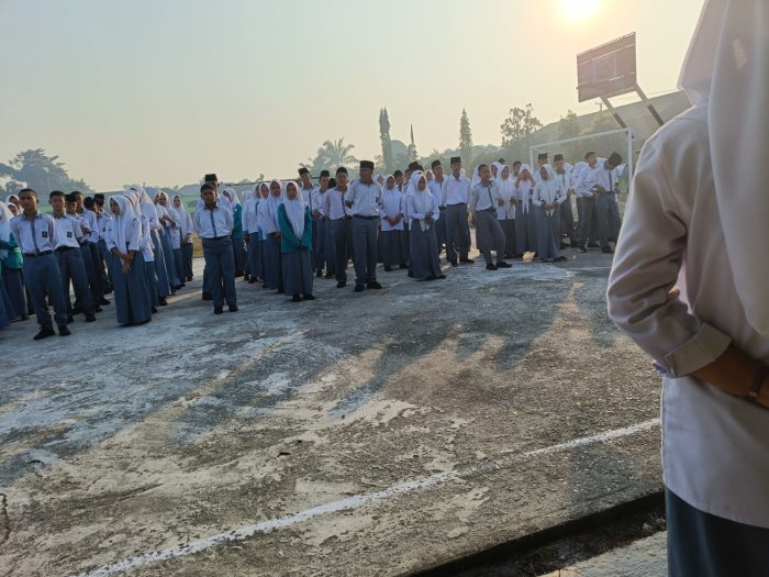 Siswa Kelas XI IPS Pimpin Sholawat Pagi di MAN 1 Sarolangun Siswa Kelas XI IPS Pimpin Sholawat Pagi di MAN 1 Sarolangun
