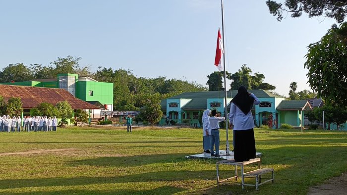 Upacara Bendera Di MAN 1 Sarolangun Yang Bertindak Sebagai Pembina Upacara Ibu Nurimami, S.Ag.