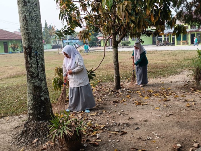 Siswa MAN 1 Sarolangun Galakkan Aksi Bersih Lingkungan Siswa MAN 1 Sarolangun Galakkan Aksi Bersih Lingkungan