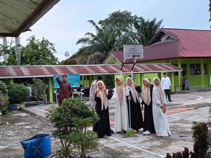 Siswa MAN 1 Sarolangun Bersihkan Lapangan Sambut 1 Muharram Siswa MAN 1 Sarolangun Bersihkan Lapangan Sambut 1 Muharram