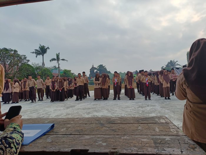Siswa MAN 1 Sarolangun Lantunkan Sholawat Sebelum Apel Siswa MAN 1 Sarolangun Lantunkan Sholawat Sebelum Apel