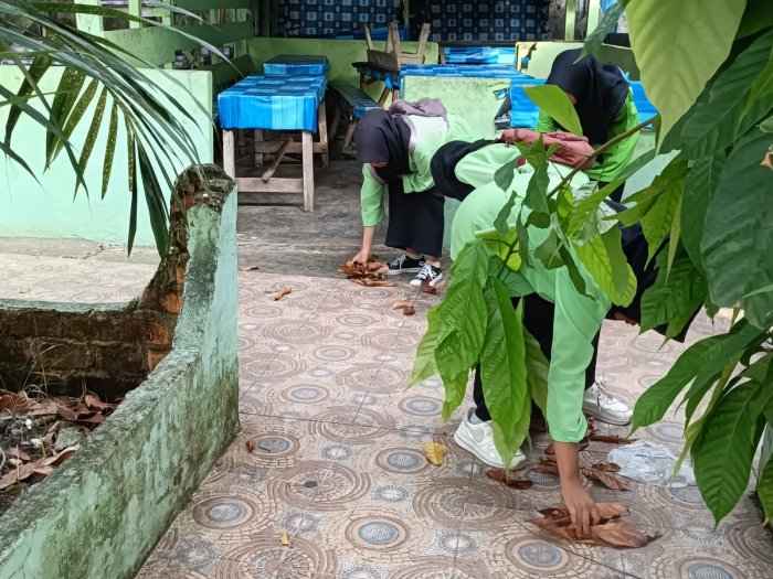 Siswa MAN 1 Sarolangun Akhiri Pesantren Ramadhan dengan Aksi Bersih Lingkungan