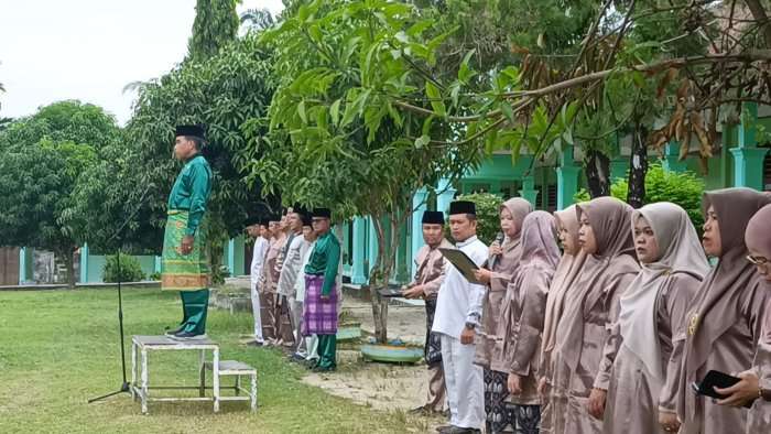 MAN 1 Sarolangun Peringati Hari Guru Nasional Ke-80, Pembina Upacara Kepala Kemenag Drs. H. Muhammad Syatar MAN 1 Sarolangun Peringati Hari Guru Nasional Ke-80, Pembina Upacara Kepala Kemenag Drs. H. Muhammad Syatar