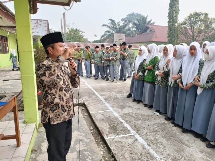 MAN 1 Sarolangun Tinjau Kerapian Siswa di Sekolah MAN 1 Sarolangun Tinjau Kerapian Siswa di Sekolah