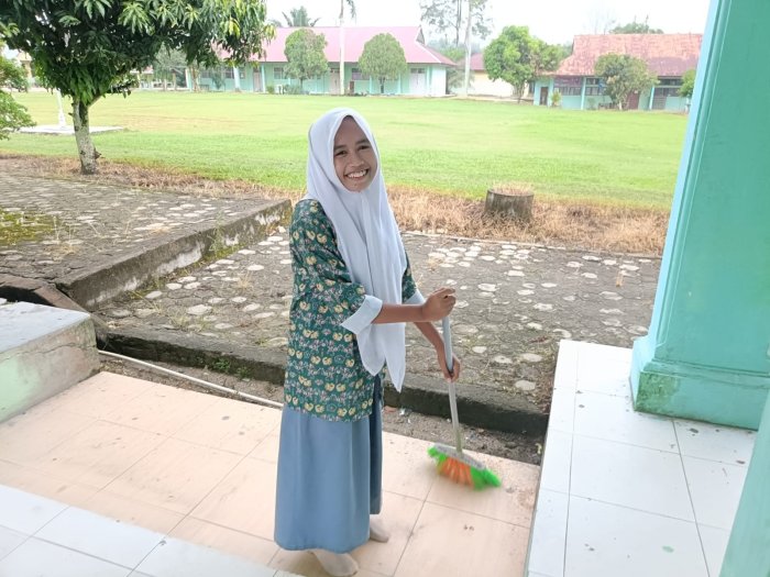 Siswi MAN 1 Sarolangun Giat Bersihkan Depan Kelas