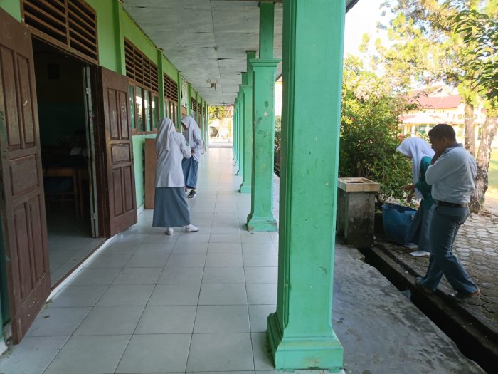 Siswa MAN 1 Sarolangun Rutin Bersihkan Kelas Sebelum Belajar