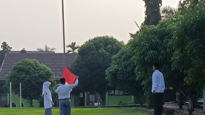 Upacara Bendera Awali Hari Pertama di MAN 1 Sarolangun