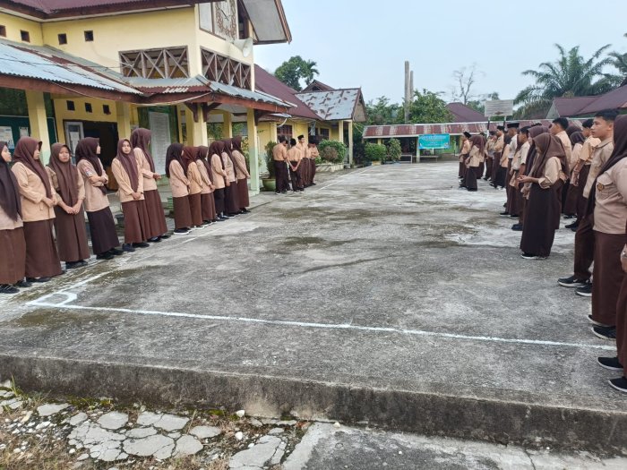 Siswa MAN 1 Sarolangun Awali Hari dengan Bersolawat Siswa MAN 1 Sarolangun Awali Hari dengan Bersolawat