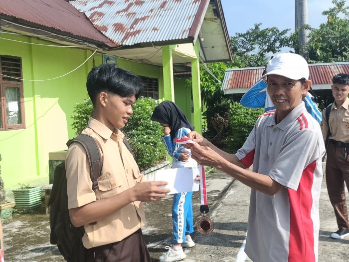 Muhammad Abdullah Serahkan Medali kepada Pemenang Lomba Class Meeting Muhammad Abdullah Serahkan Medali kepada Pemenang Lomba Class Meeting