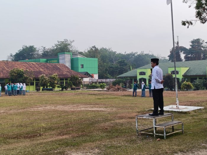 Kepala Madrasah Pimpin Upacara Bendera di MAN 1 Sarolangun