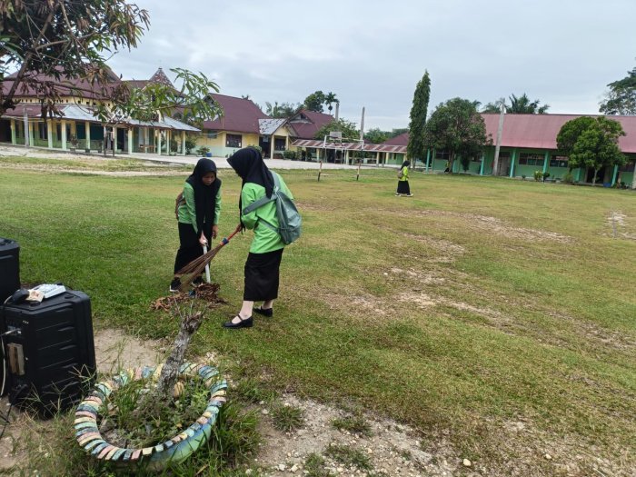 Siswa Kelas XI MAN 1 Sarolangun Lakukan Kegiatan Kebersihan Seputas Madrasah
