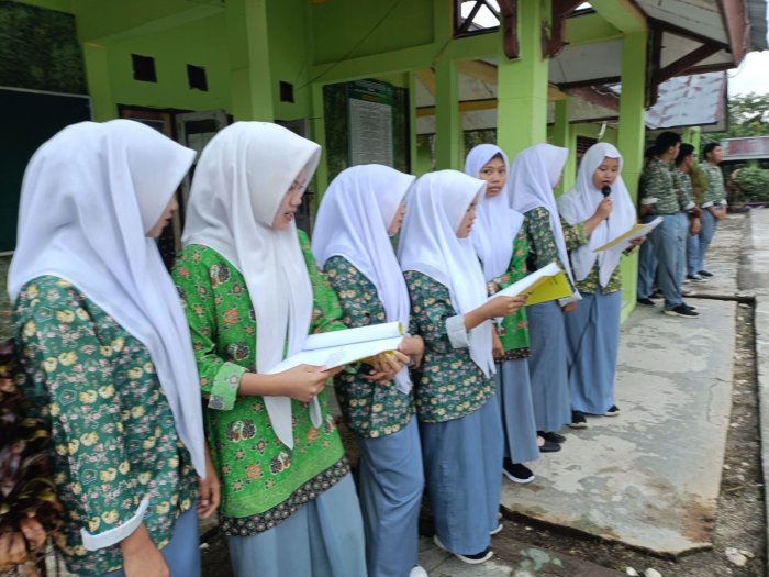 Siswa XII Agama 1 MAN 1 Sarolangun Tampilkan Sholawat Saat Apel Pagi