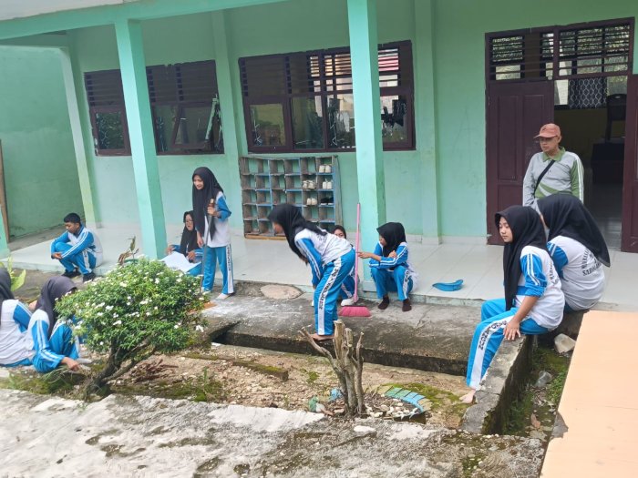 Siswa XA MAN 1 Sarolangun Gelar Gotong Royong Jelang Ujian Semester Genap Siswa XA MAN 1 Sarolangun Gelar Gotong Royong Jelang Ujian Semester Genap