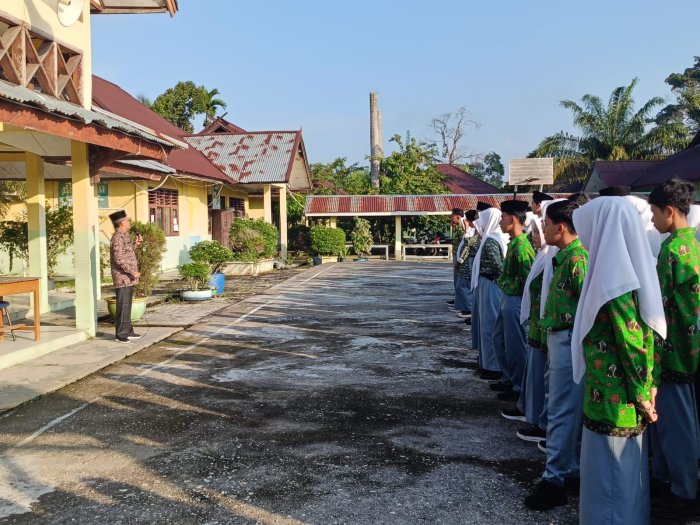 Tegakkan kedisiplinan, Pembina Keagamaan MAN 1 Sarolangun Beri Arahan Khusus Terkait Siswa Terlambat Tegakkan kedisiplinan, Pembina Keagamaan MAN 1 Sarolangun Beri Arahan Khusus Terkait Siswa Terlambat