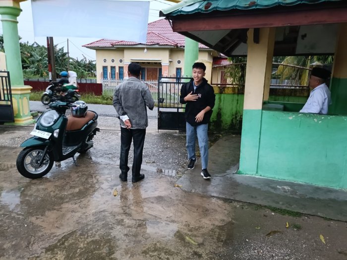 Guru dan Satpam MAN 1 Sarolangun Sambut Siswa di Tengah Hujan
